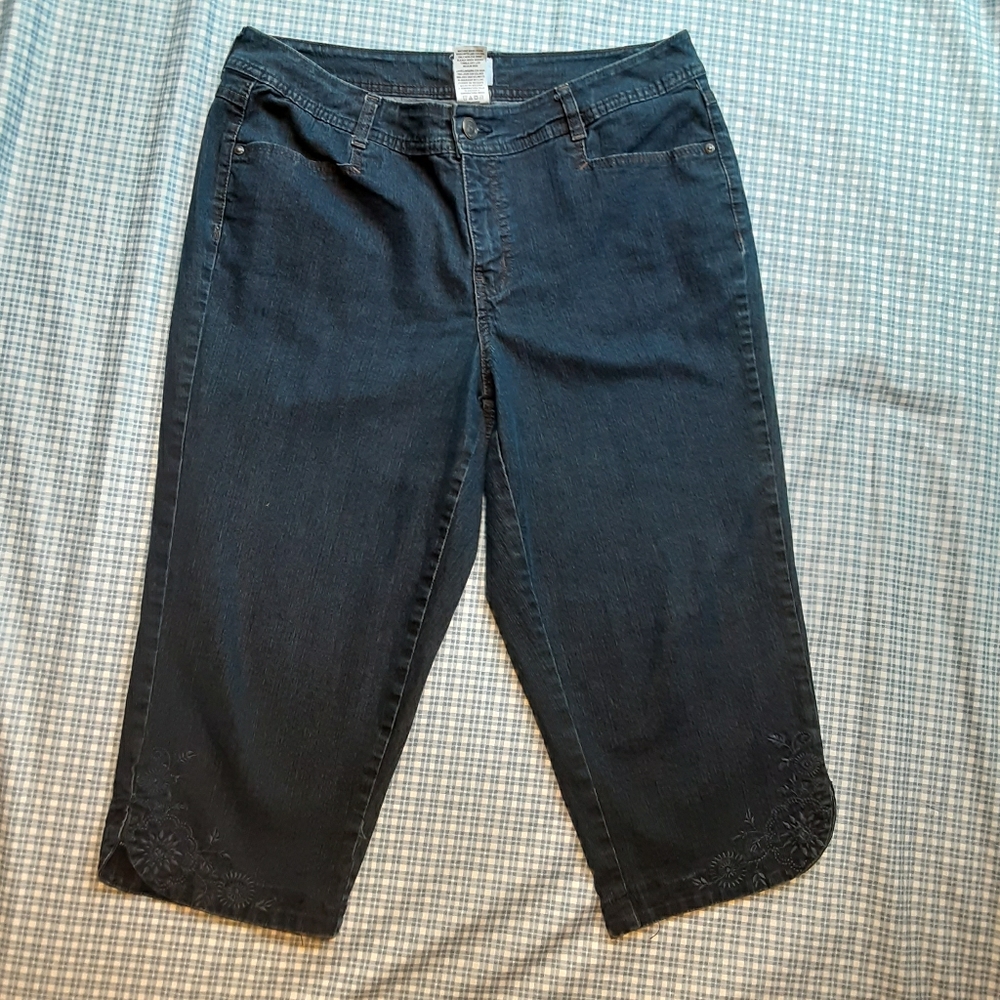 🌻3/$20 JMS dark wash floral embroider hem capri size 16W